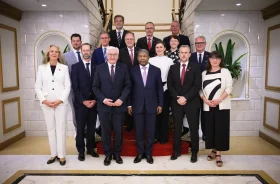 Bundespräsident Frank-Walter Steinmeier (3.v.l.) und Joao Manuel Goncalves Lourenco (3.v.r.), Präsident von Angola, machen nach ihrem Gespräch im Präsidentenpalast ein Gruppenbild mit der deutschen Wirtschaftsdelegation. Bundespräsident Steinmeier ist im Rahmen seiner Afrika-Reise mit einer Wirtschaftsdelegation zu einem zweitägigen Besuch in der Republik Angola.