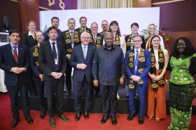 Bundespräsident Frank-Walter Steinmeier (Mitte l) und John Dramani Mahama (Mitte r), Präsident von Ghana, stehen nach einem Mittagessen auf Einladung des ghanaischen Präsidenten im Jubilee House für ein Gruppenbild mit der deutschen Wirtschaftsdelegation zusammen. Bundespräsident Steinmeier ist im Rahmen seiner Afrika-Reise mit einer Wirtschaftsdelegation zu einem zweitägigen Besuch in der Republik Ghana.
